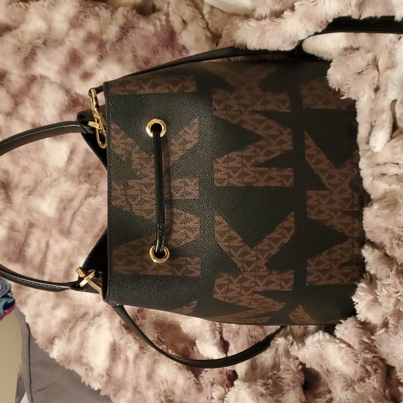 Michael Kors Bucket Purse - Picture 2 of 3